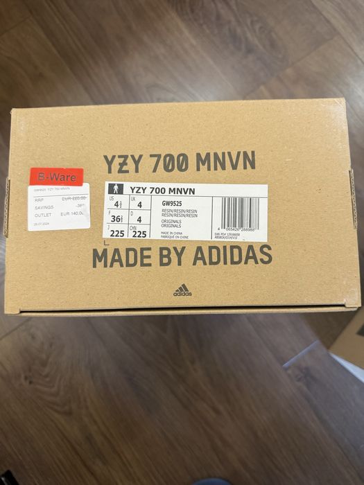 Дамски маратонки YZY 700 MNVN Adidas