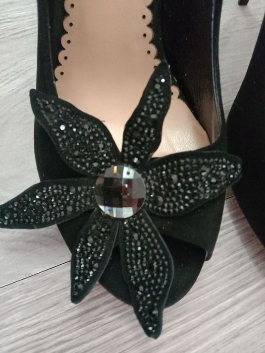 Распродажа! Замшевые туфли с открытым носом  с камнями Swarovski