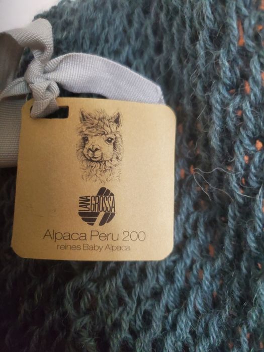 Ръчно плетен класически дамски шал, дължина 160 см.