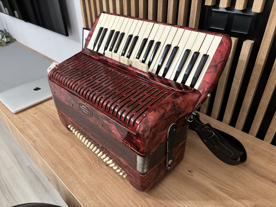 Vand acordeon cantulia cu 96 de basi