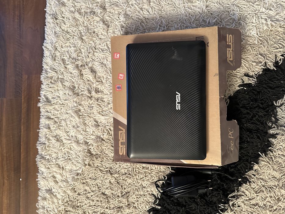ASUS Eee PC, probabil un model din seria 1001PX, 1015BX
