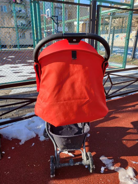 Детская красная коляска
