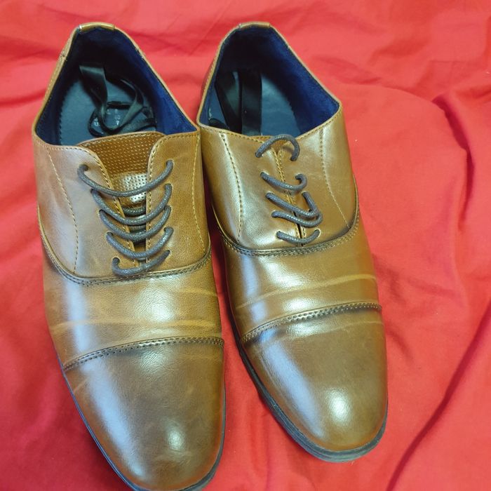 Salut,vand două perechi de pantofi de bărbați,marca zara și primark mărimea 40. Preț 50 lei fiecare,detali in privat.