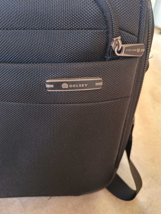 Продавам бизнес чанта за лаптоп/документи на Delsey (не раница), тип „briefcase“ с презрамка.