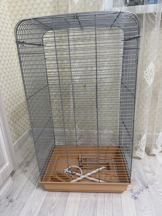 Продам клетку для попугая с посудой для корма и для воды