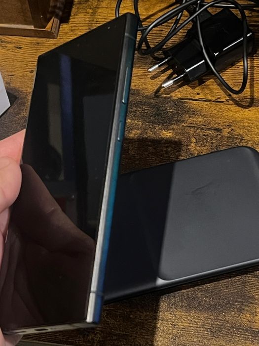 Samsung S24 Ultra 256gb + Samsung Wireless Charger Duo