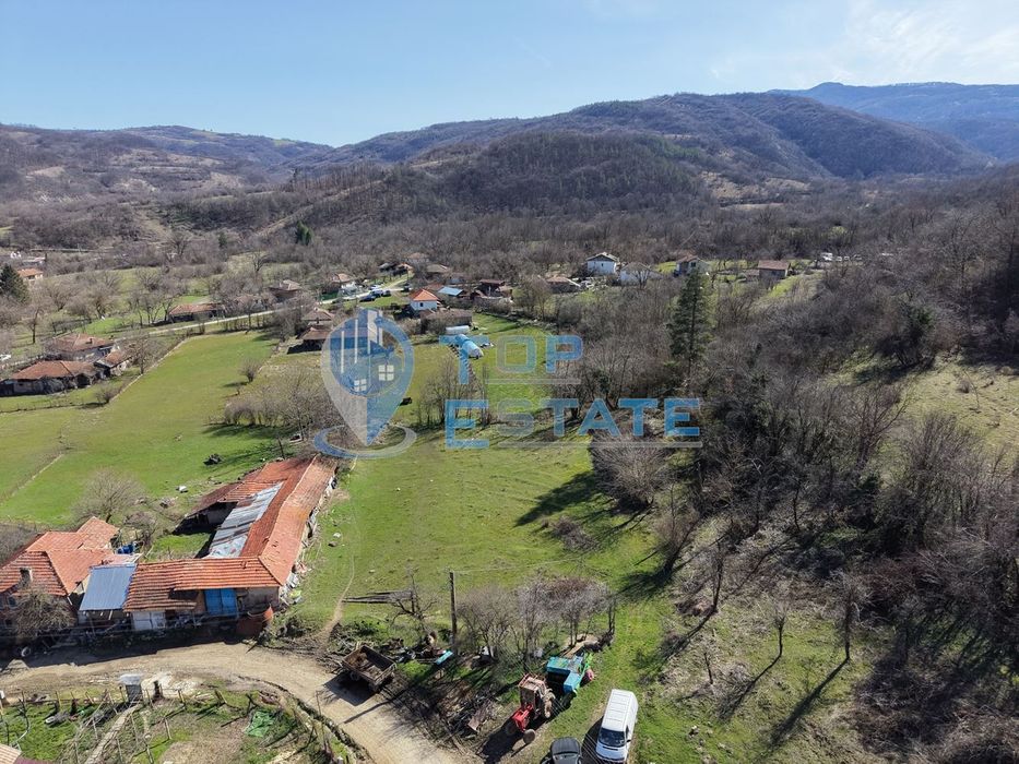 Панорамен парцел с партиди за ток и вода в планинското село Разсоха
