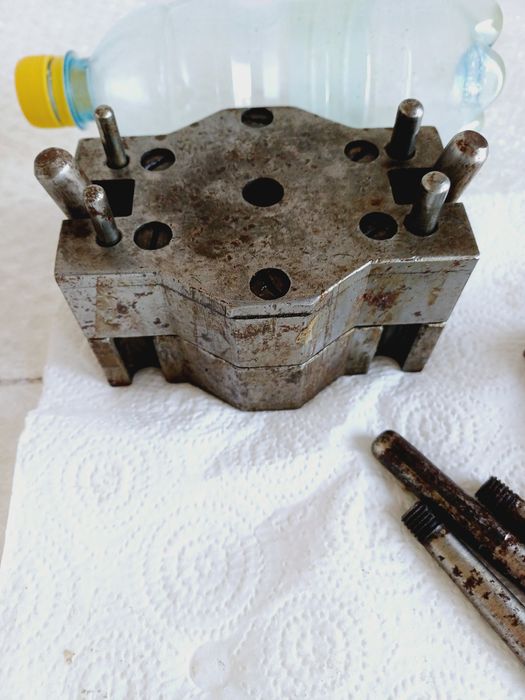 Пресформа за отливане  пластм. крепежни елементи за мебели търговско