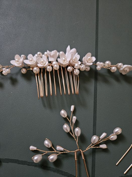Бижута за коса с перли и цветя за сватба или бал