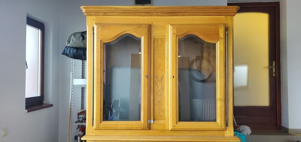Vand vitrina din lemn masiv noua sculptata