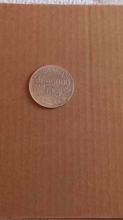 Vand 2 monede mari de Argint de 25.000 lei 1946,luciu din batere