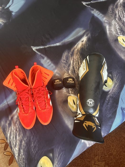 Echipament Box / Kickboxing: Ghete Adidas Box Hog 4 mărimea 44, Tibiere Venum, Feșe Venum