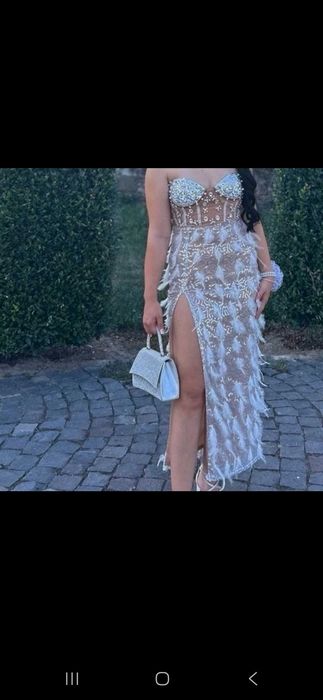 Рокля с пера и камъни