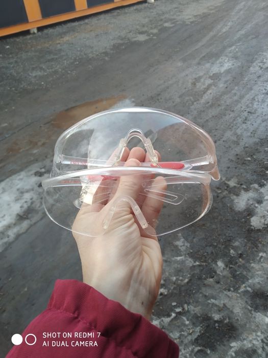 Продам очки защитные (2 пары)