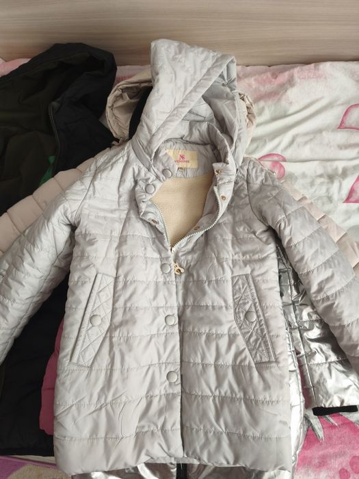 Продам куртки на девочку