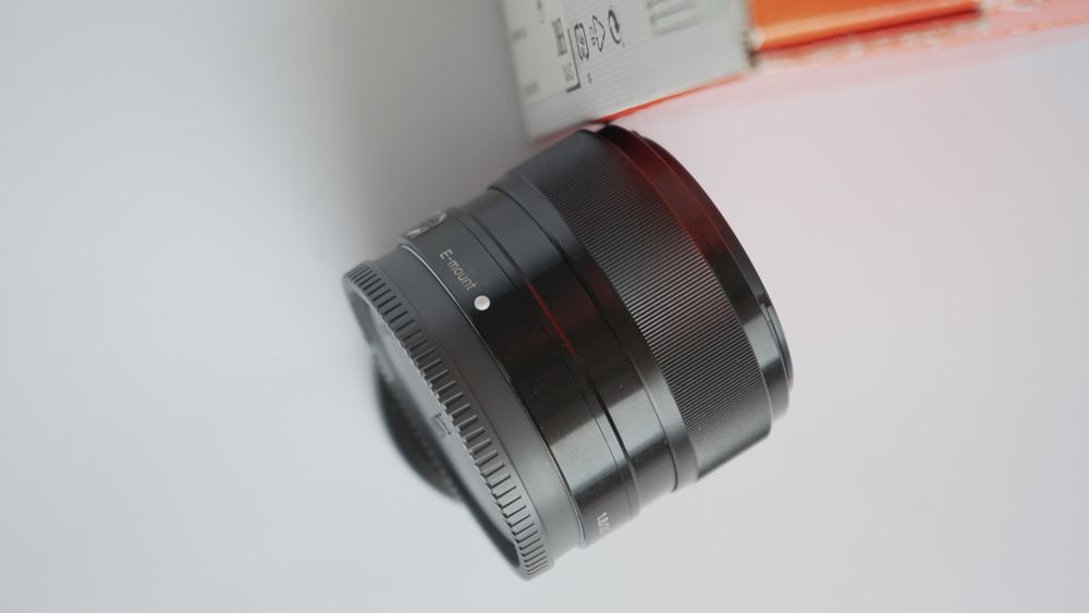 Обективът Sony E 35mm f/1.8 OSS (SEL35F18) Оптична стабилизация