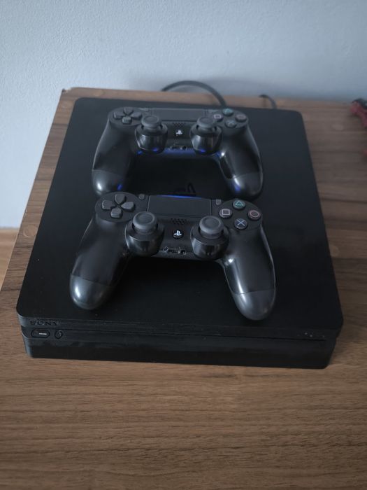 Vind PlayStation 4 de 500 G+6 jocuri+statie încărcare