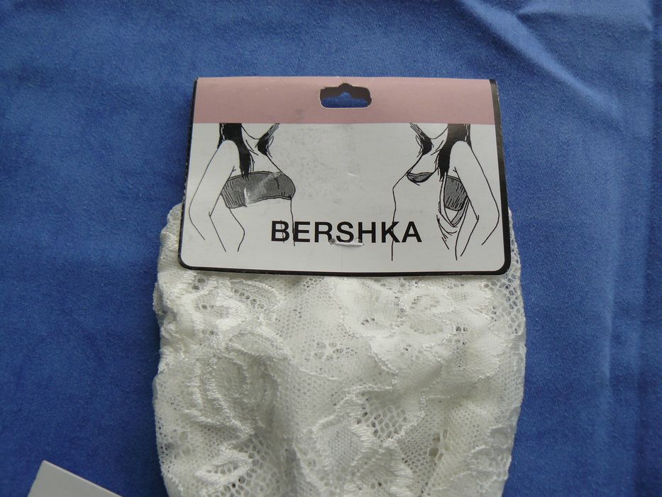 Bustiera BERSHKA Noua,Marime S,Culoare Alb spre crem