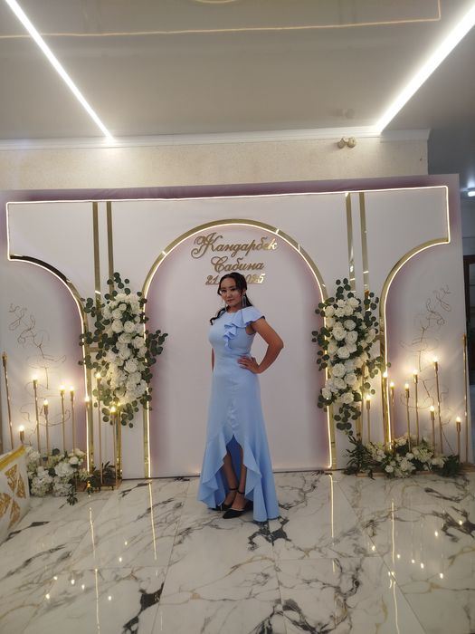 Платье голубое с вырезом