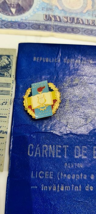 Lot de obiecte din perioada comunistă bancnotă de 100 lei,carnet de note ,insignă