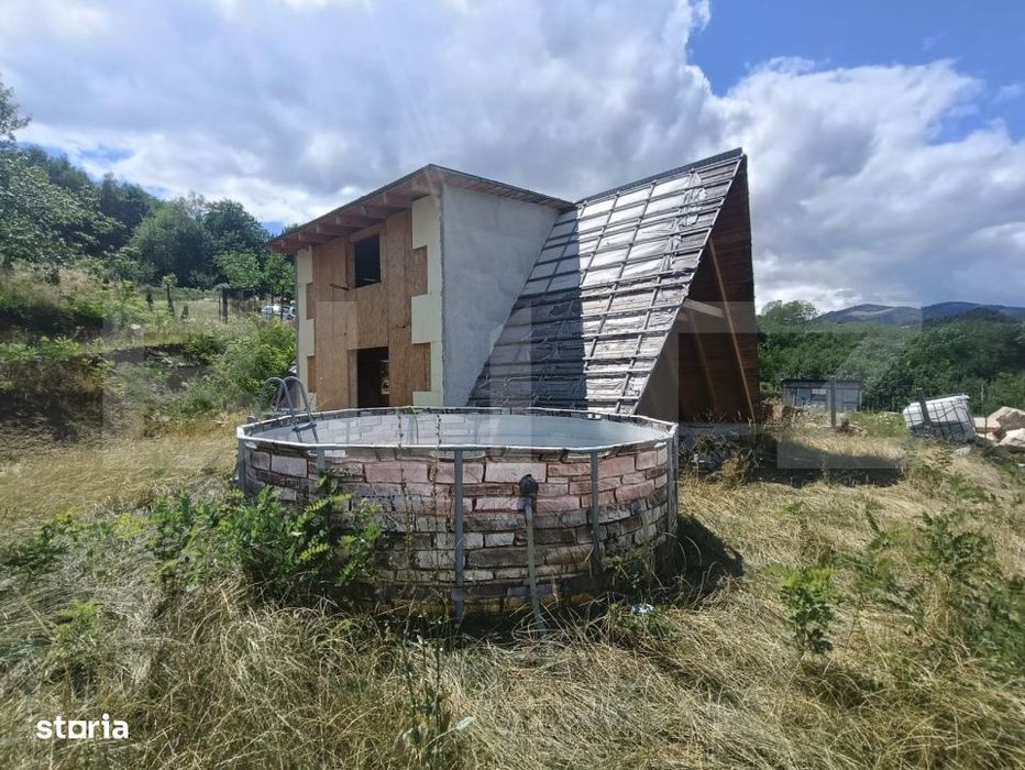 Cabana la rosu 150 mp cu teren de 3500 mp in Ampoita