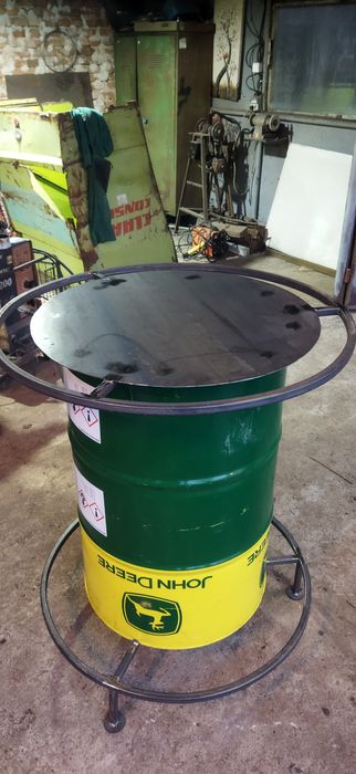 Високи метални маси от варели