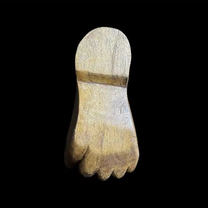 Suport din lemn pentru pipa in forma de picior