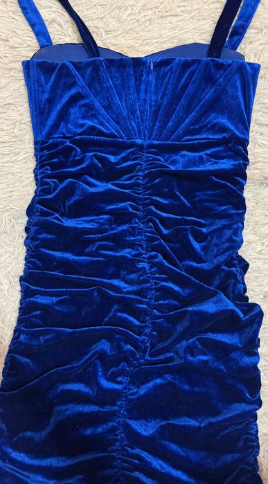 Велурена синя рокля