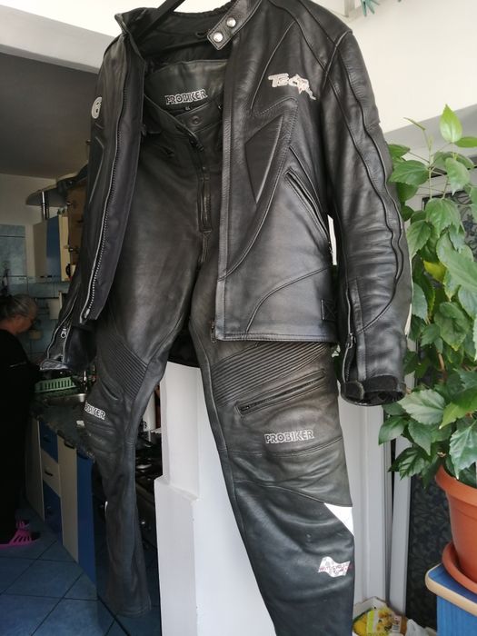 Vand echipament moto din două piese