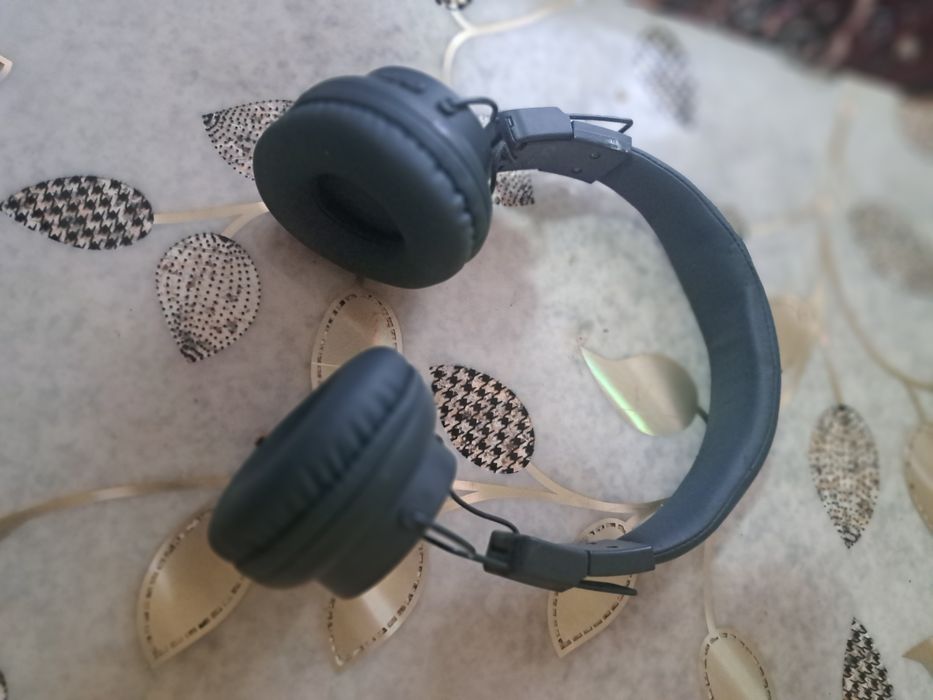 Vând două perechi de casti bothoot