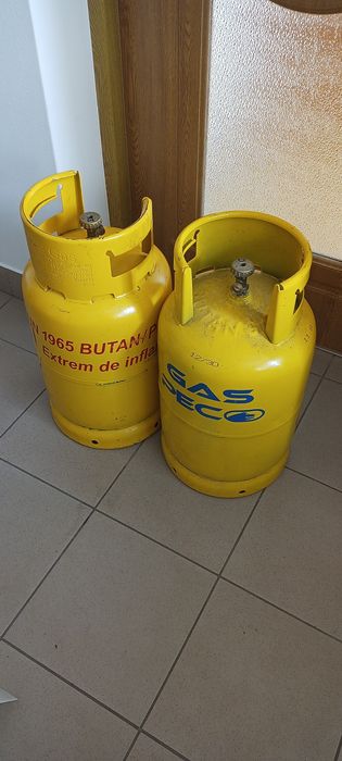 Butelii cu guler românești