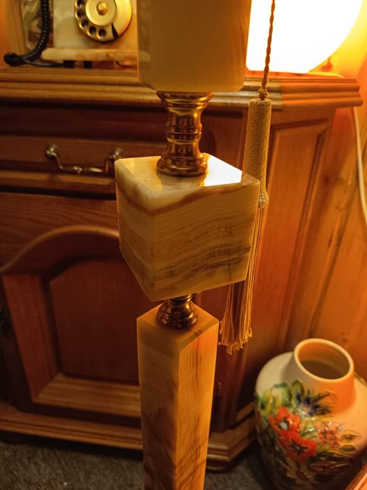 Lampadar picior marmură și abajur Tiffany