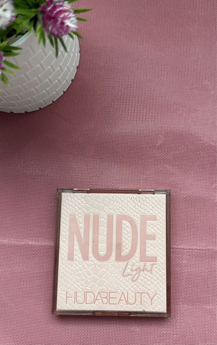 Палетка теней HUDA BEAUTY