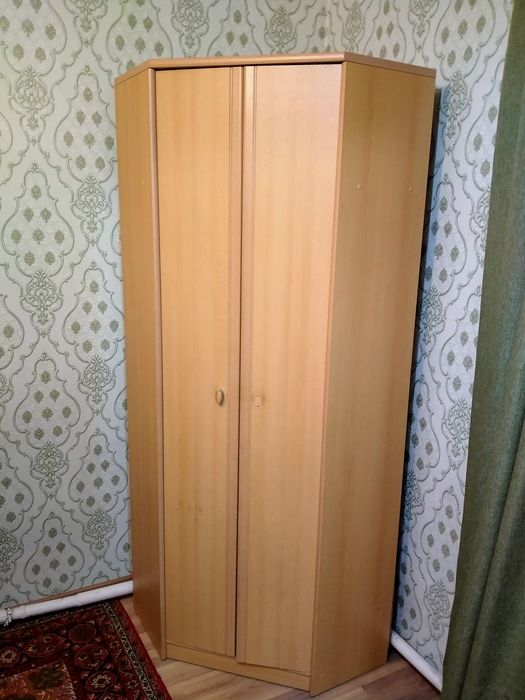 Шкаф угловой вместительный