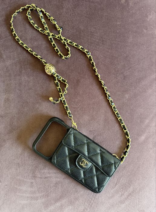 Husa  IPhone  Chanel de piele  cu lantisor se poate purta ca si geanta