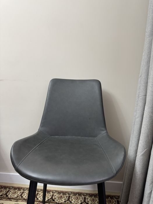 Стол и стулья в гостинную.