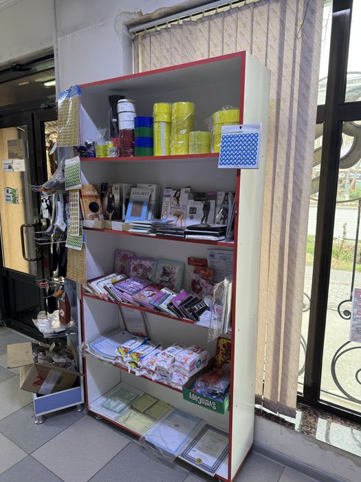 Полки, шкафы и витрины.