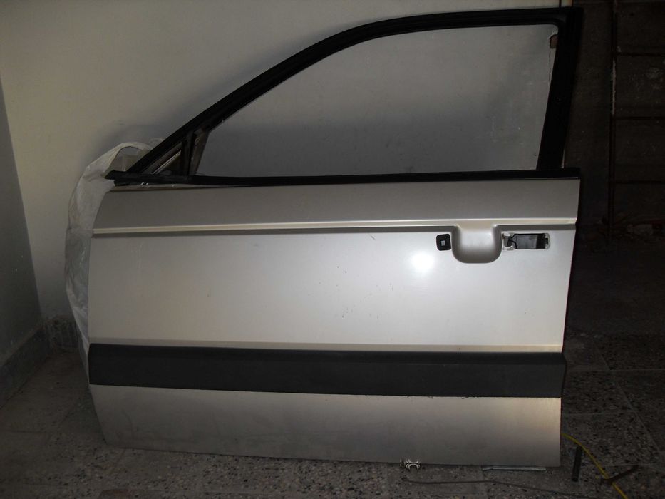 Продава се Пасат б3 комби на части. Колата е 1.8 RP 90