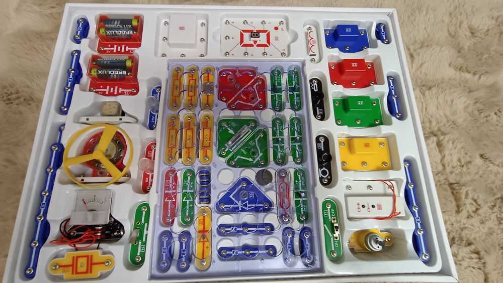 Электронный конструктор Знаток