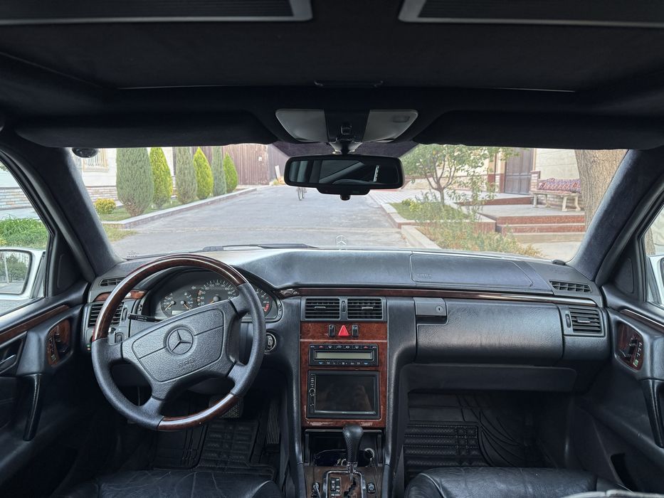 Mercedes Benz E200