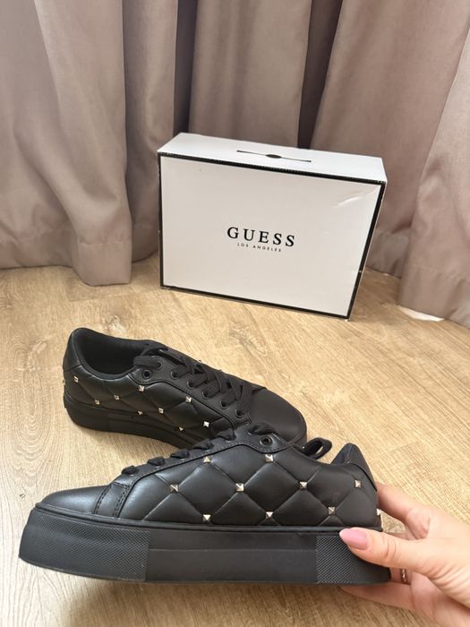 Разнообразие от обувки сникърси на Guess