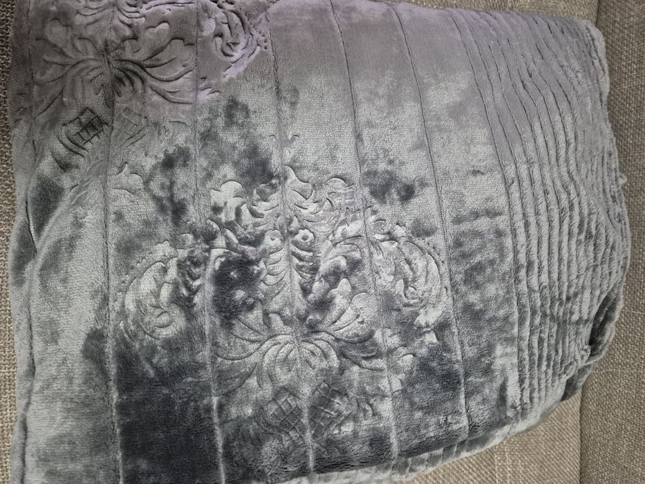 Продам  пледы новые цвет серый