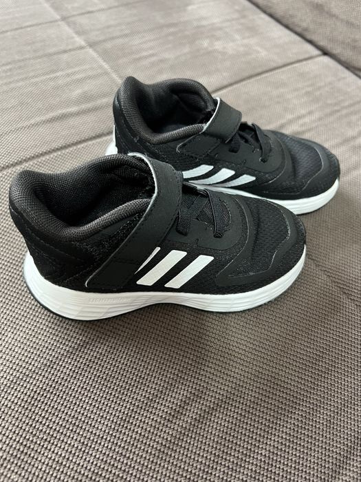 Adidasi Adidas Noi am măsurat cu ruleta in interior și au 16 cm