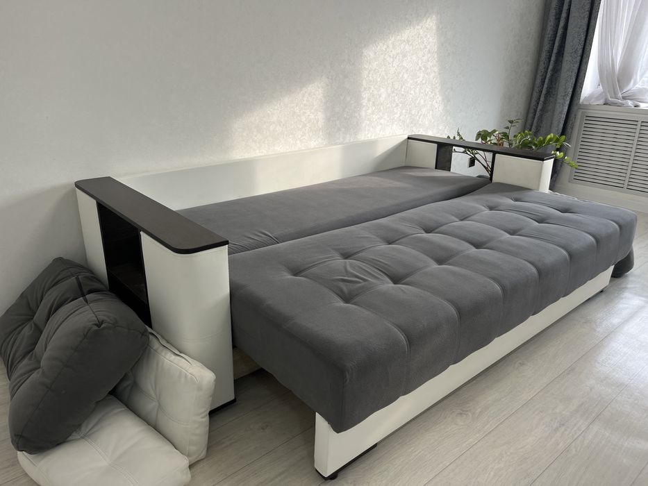 Диван с подушками