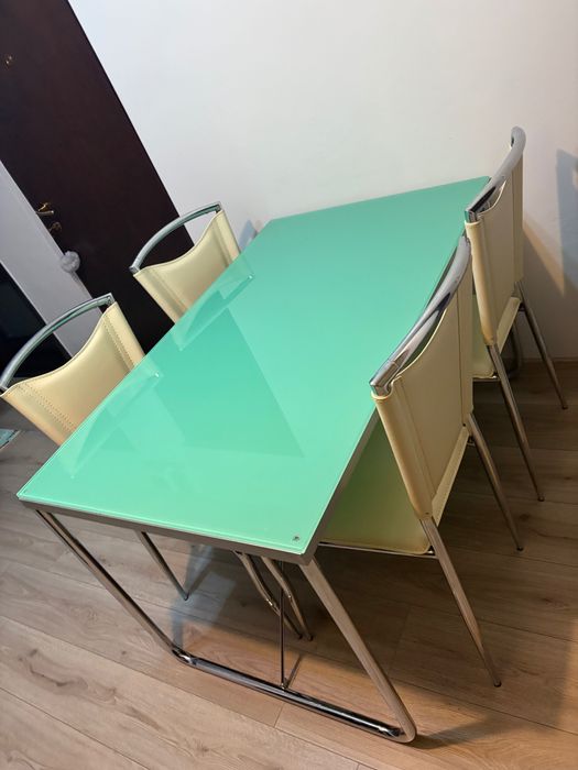 Set Masa + scaune cu picioare din inox