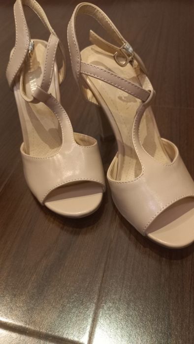 Подам босоножки новые 35 размер