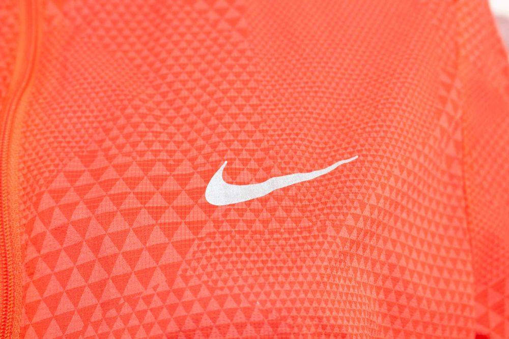 Nike оригинално дамско яке червено тип ветровка за бягане S