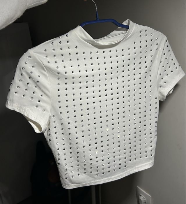 Бяла тениска с камъчета