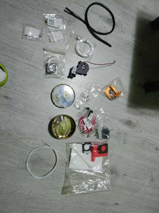 Vând imprimantă 3D în stare de funcționare sau pentru piese.