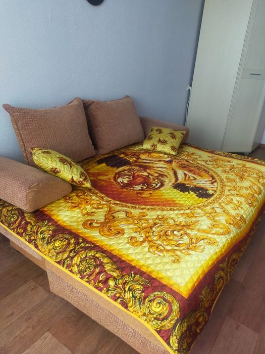 Тахта с подушками